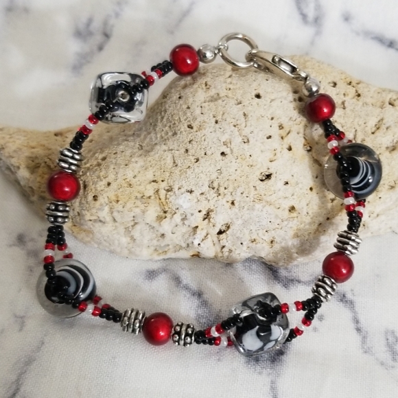 Geometric black & red glass beaded bracelet - Picture 2 of 8